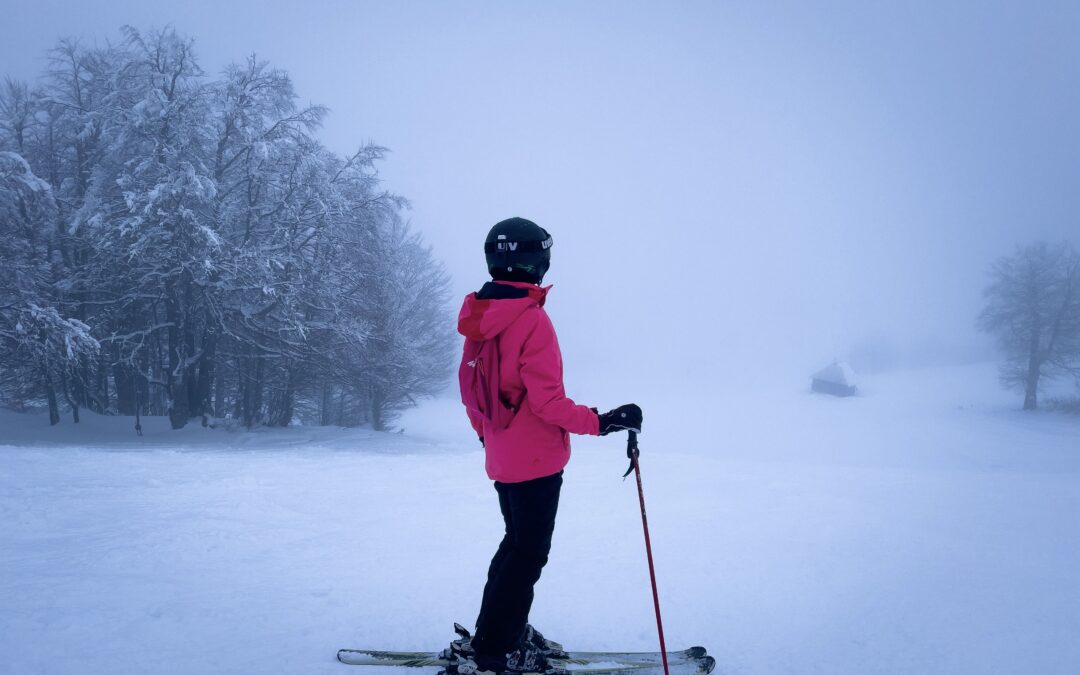 How to Dress for Skiing and Stay Warm
